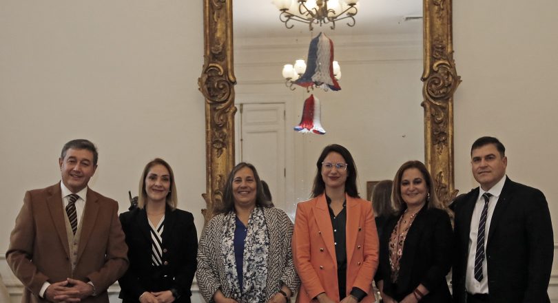 Alcaldesa Irací Hassler se reúne con los y las ganadoras del concurso público para dirección de Cesfam. De izquierda a derecha: Fernando Balagué, nunevo director de Cesfam Ignacio Domeyko; Madgalena Muñoz, directora del Cesfam Matta Sur; Beatriz Chamorro, directora de Salud; Irací Hassler, alcaldesa de Santiago; Claudia Ortega, directora del Cesfam Padre Orellana; Oscar Álvarez, director del Cesfam Arauco.